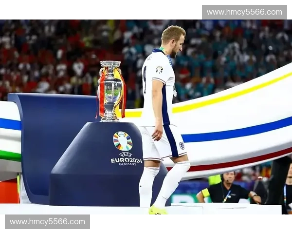 凯恩捧起世界杯金靴奖殊荣成为英格兰历史最佳射手的传奇时刻